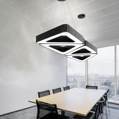 Lumières linéaires galvanisées noires de LED, OEM de allumage pendant linéaire industriel de triangle