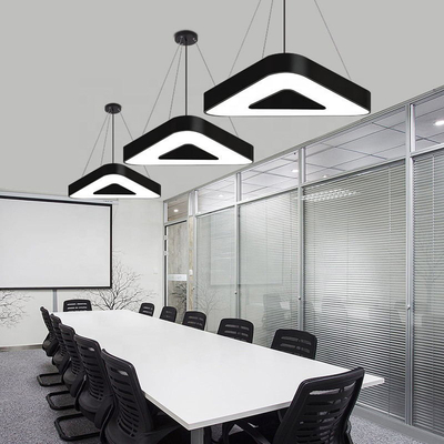 Lumières linéaires galvanisées noires de LED, OEM de allumage pendant linéaire industriel de triangle