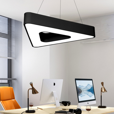 Lumières linéaires galvanisées noires de LED, OEM de allumage pendant linéaire industriel de triangle