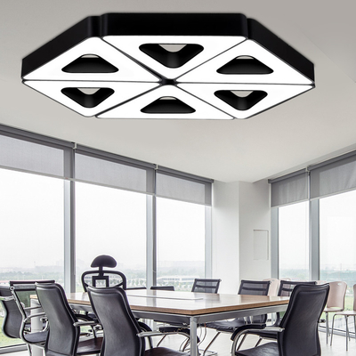Lumières linéaires galvanisées noires de LED, OEM de allumage pendant linéaire industriel de triangle